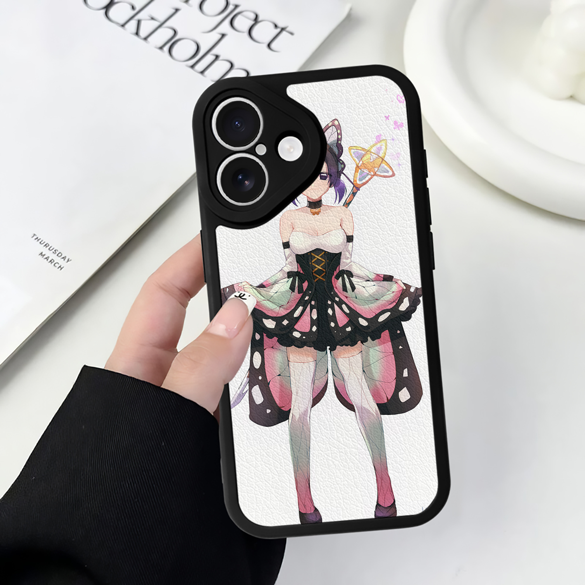 （画像用） 鬼滅の刃（きめつのやいば）蟲柱-胡蝶 しのぶ／こちょう しのぶ Kochou Shinobu 【iPhone 16シリーズ対応】シリコンスマホケース（レザー調） 材質：シリコン